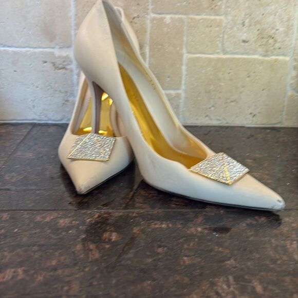 Valentino One Stud 100 Patent rhinestones, Pump, cream size 37.5/7 $1400 - Picture 7 of 14